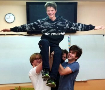 Joel przyjmuje gratulacje od koleżanek i kolegów w LOTE