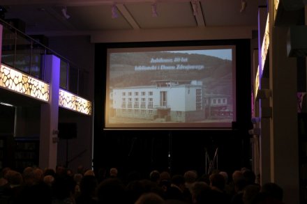 Fragment prezentacji w bibliotece