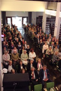 Zaproszeni goście w sali widowiskowej biblioteki