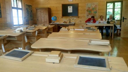 Obrady jury konkursu w sali starej szkoły