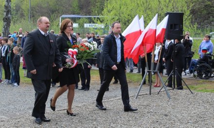 Delegacja Rezydencji Prezydenta RP z kwiatami