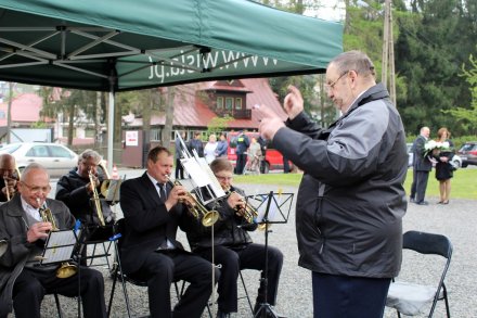 Henryk Itner dyryguje orkiestrą