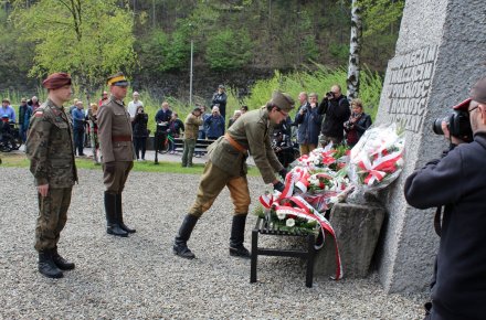 Delegacja uczestników Rajdu Bartka składa kwiaty pod pomnikiem