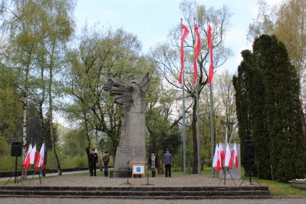 Pomnik Poległym i Walczącym o Polskość i Wolność Ojczyzny w narodowych barwach