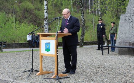 Sekretarz Miasta Jan Cieślar odczytuje list burmistrza Tomasza Bujoka