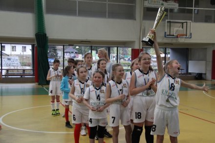 Koszykarki ISWJ wznoszą puchar