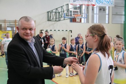 Nagrodę odbiera Sandra Hracka