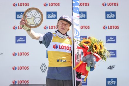 Dawid Kubacki na drugim stopniu podium w niedzielę /fot. Tadeusz Mieczyński/skijumping.pl