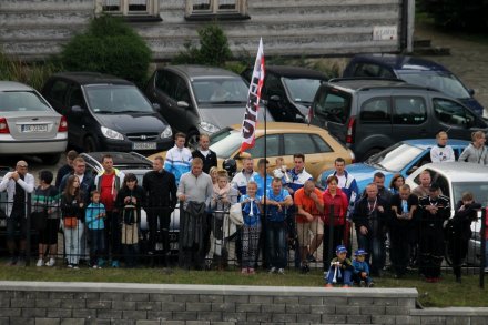 Kibice obserwujący zmagania rajdowców