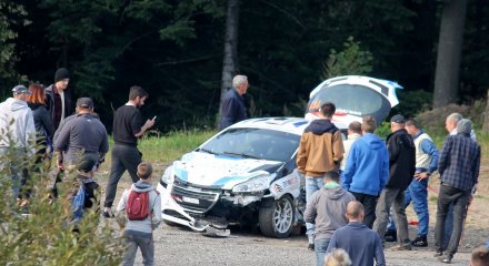 Uszkodzony samochód obserwują kibice