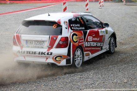 Samochód wyjeżdża z zakrętu