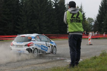 Samochód wznieca tumany kurzu