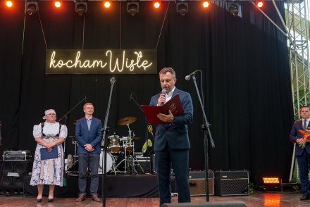 Wiceprzewodniczący Rady Miasta Wisła Zdzisław Pilch odczytujący treść uchwały