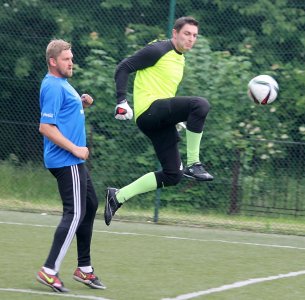 Bramkarz Beatris Krzysztof Ogrodzki w wyskoku do piłki