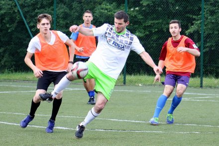 Kamil Miedziak z Epompa.pl w walce o piłkę z rywalami