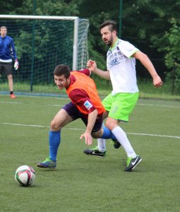 Dominik Pilch mija przeciwnika