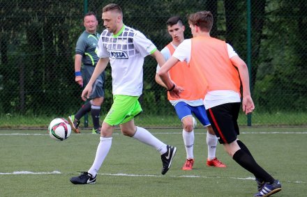 Artur Adamczyk w pojedynku z dwoma rywalami