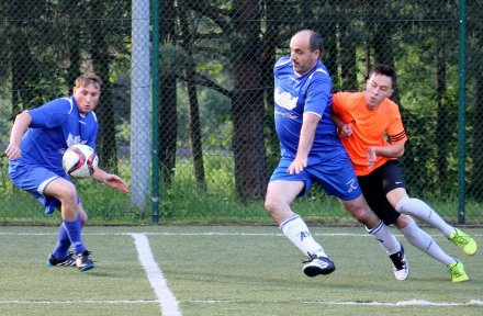 Andrzej Korecki blokuje piłkę przed Mateuszem Madzią
