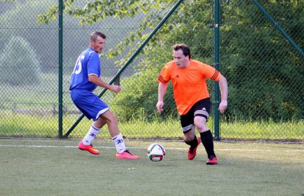 Piotr Szalbót mija z piłką Sławomira Wantuloka