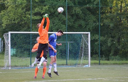 Jeden z licznych powietrznych pojedynków o piłkę