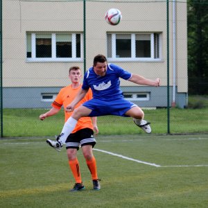 Krzysztof Wantulok w wyskoku atakuje piłkę