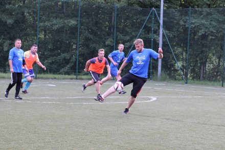 Tomasz Wuwer z Beatris rusza z piłką na bramkę rywala