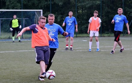 Robert Gomola i Arkadiusz Lazar walczą o futbolówkę