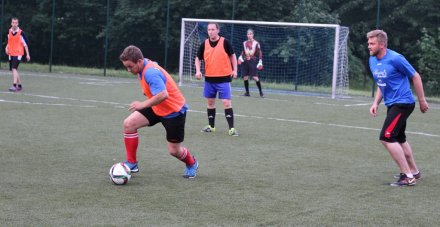 Hubert Jurosz rusza z piłką do kontrataku