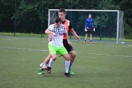 Daniel Słowiok próbuje minąć Mateusza Turonia