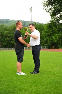 Burmistrz Tomasz Bujok wręcza puchar najlepszym drużynom