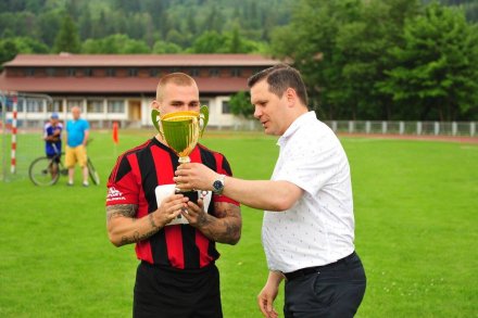 Burmistrz Tomasz Bujok wręcza puchar najlepszym drużynom