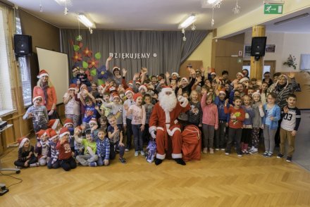 Spotkanie dzieci z Mikołajem