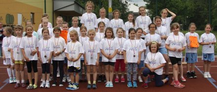 Zdjęcie grupowe podczas dekoracji