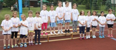 Zdjęcie grupowe podczas dekoracji najmłodszych zawodniczek