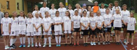 Zdjęcie grupowe podczas dekoracji najstarszych zawodniczek