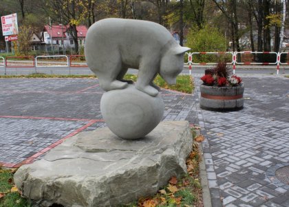 Rzeźba misia na deptaku w Wiśle