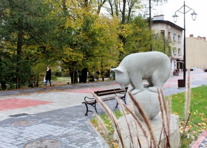 Rzeźba misia na deptaku w Wiśle