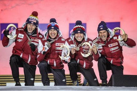 Ceremonia medalowa najlepszych drużyn Mistrzostw Świata Seniorów w Oberstdorfie