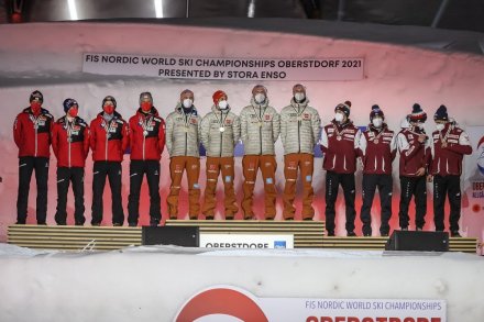 Ceremonia medalowa najlepszych drużyn Mistrzostw Świata Seniorów w Oberstdorfie