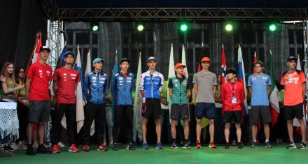 Skoczkowie przed rozdaniem plastronów