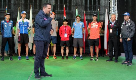 Burmistrz Tomasz Bujok wita kibiców, skoczków i gości