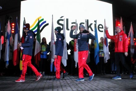 Zawodnicy wchodzą na scenę