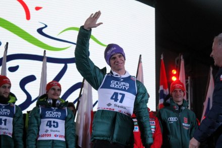 Andreas Wellinger pozdrawia kibiców