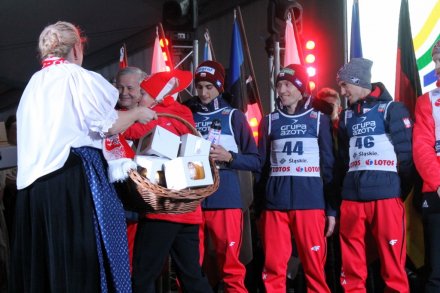 Wręczenie upominków skoczkom