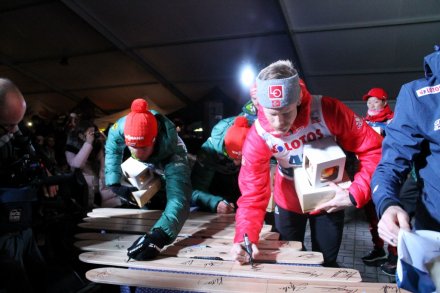 Skoczkowie podpisują narty