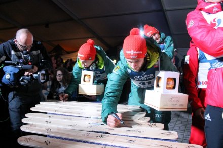 Skoczkowie podpisują narty