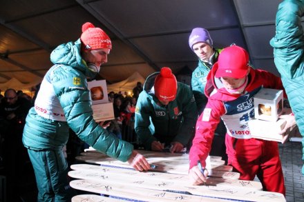 Skoczkowie podpisują narty