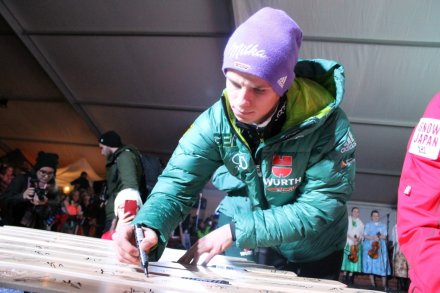 Skoczkowie podpisują narty