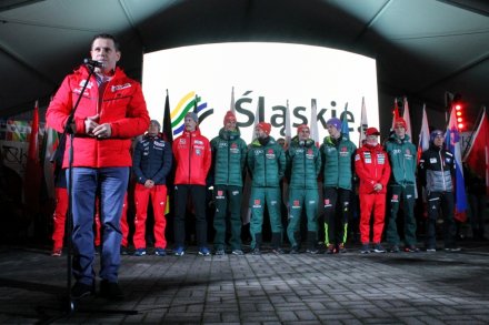 Burmistrz Tomasz Bujok wita kibiców