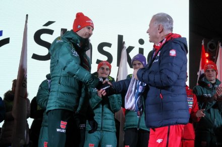 Wręczenie plastronów z numerami startowymi